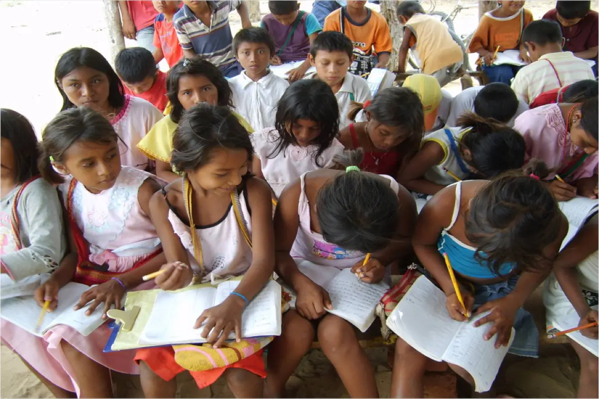 Enfants Wayuu concentrés sur leurs cahiers